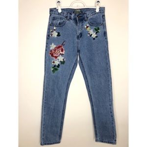Top Trends Floral Embroidered Jeans - size 8